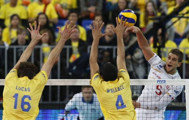Lucas Saatkamp (L) and Wallace de Souza (C) of Brazil in action against Trevor Clevenot (R) of France during the final match of the FIVB Volleyball World League 2017 at Joaquim Americo Guimaraes Stadium in Curitiba, Brazil, 8 July 2017. Brazil vs Francia !ACHTUNG: NUR REDAKTIONELLE NUTZUNG!  Copyright: xHEDESONxALVESx CUR02 20170709-636351730597336636
