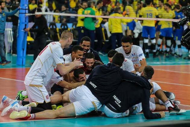 Joie FranceÕs volleyball team players celebrate VOLLEY BALL : Bresil vs France - Finale - FIVB Ligue Mondiale - Curitiba - 08 07 2017 GeraldoBubniak Panoramic 