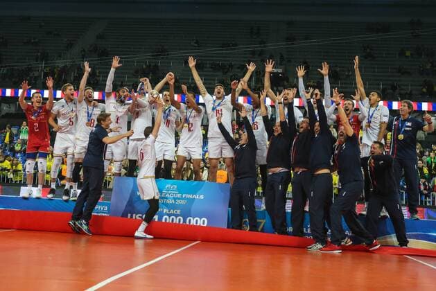 Joie FranceÕs volleyball team players celebrate VOLLEY BALL : Bresil vs France - Finale - FIVB Ligue Mondiale - Curitiba - 08 07 2017 GeraldoBubniak Panoramic 