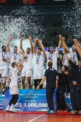 Joie FranceÕs volleyball team players celebrate VOLLEY BALL : Bresil vs France - Finale - FIVB Ligue Mondiale - Curitiba - 08 07 2017 GeraldoBubniak Panoramic 
