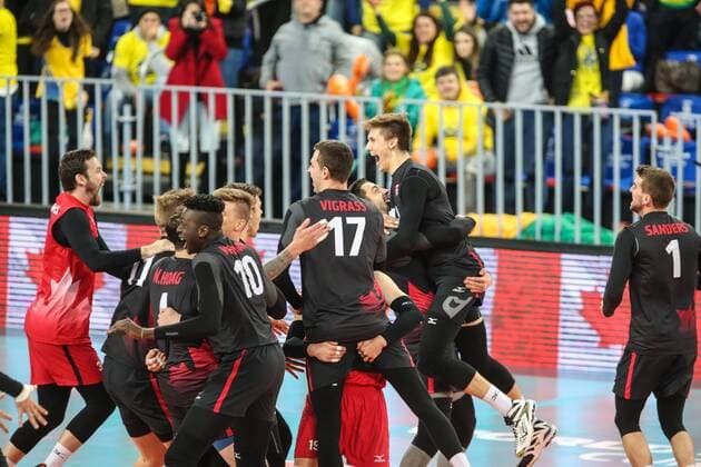 Joie Players of the Canada team c VOLLEY BALL : Etats Unis vs Canada - Petite Finale - FIVB Ligue Mondiale - Curitiba - 08 07 2017 GeraldoBubniak Panoramic 