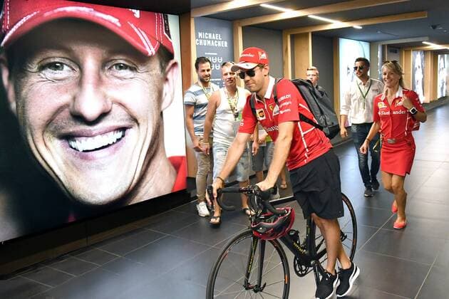Sebastian VETTEL,GER (Scuderia Ferrari) faehrt mit seinem Rennrad an einem Portraet,Bild von Michael Schumacher vorbei. Formel 1:GP von Oesterreich, Red Bull Ring Zeltweg,Spielberg,Saison 2017,am 09.07.2017.