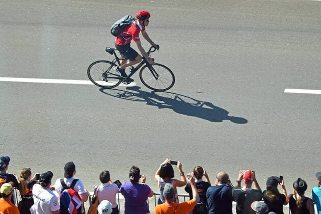Sebastian VETTEL,GER (Scuderia Ferrari) faehrt mit seinem Rennrad vorbei an wartenden Fans zur Rennstrecke.. Formel 1:GP von Oesterreich, Red Bull Ring Zeltweg,Spielberg,Saison 2017,am 09.07.2017.