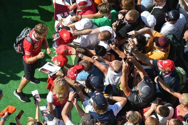 Sebastian VETTEL,GER (Scuderia Ferrari) schreibt bei seiner Ankunft Autogramme fuer seine Fans,Formel 1 Fans,Autogrammjaeger, Formel 1:GP von Oesterreich, Red Bull Ring Zeltweg,Spielberg,Saison 2017,am 09.07.2017.