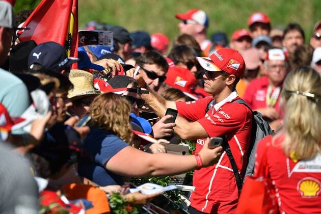 Sebastian VETTEL,GER (Scuderia Ferrari) schreibt bei seiner Ankunft Autogramme fuer seine Fans,Formel 1 Fans,Autogrammjaeger, Formel 1:GP von Oesterreich, Red Bull Ring Zeltweg,Spielberg,Saison 2017,am 09.07.2017.