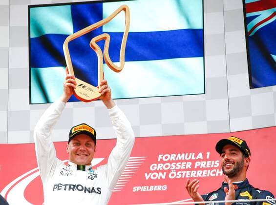 Motorsports: FIA Formula One World Championship WM Weltmeisterschaft 2017, Grand Prix of Austria, 77 Valtteri Bottas (FIN, Mercedes AMG Petronas F1 Team), 3 Daniel Ricciardo (AUS, Red Bull Racing), Spielberg Austria xHOCHxZWEIx