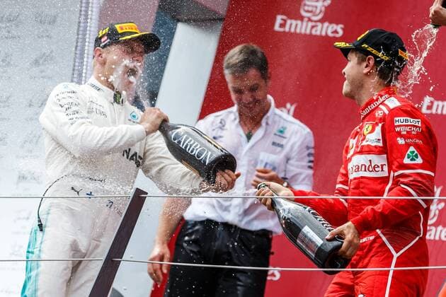 Sebastian Vettel (Scuderia Ferrari) bespritzt Valtteri Bottas (Mercedes AMG Petronas Formula One Team) mit Champagner, Grosser Preis von Oesterreich 2017, Motorsport, Formel 1, 09.07.2017, Spielberg Copyright: xNeis Eibner-Pressefotox EP_ANS