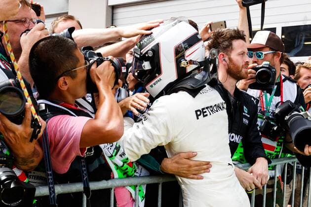 Valtteri Bottas (Mercedes AMG Petronas Formula One Team) jubelt mit Mechanikern, Grosser Preis von Oesterreich 2017, Motorsport, Formel 1, 09.07.2017, Spielberg Copyright: xNeis Eibner-Pressefotox EP_ANS