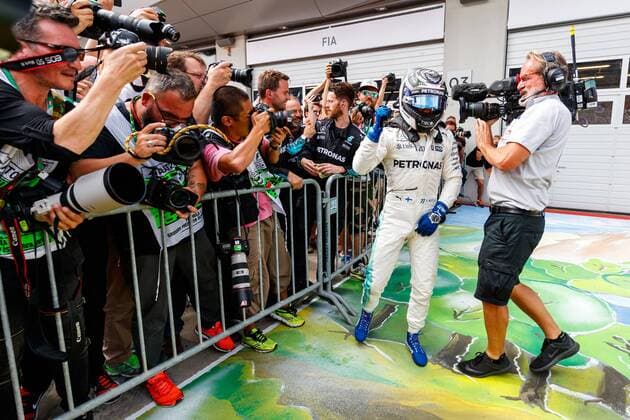Valtteri Bottas (Mercedes AMG Petronas Formula One Team) jubelt mit Mechanikern, Grosser Preis von Oesterreich 2017, Motorsport, Formel 1, 09.07.2017, Spielberg Copyright: xNeis Eibner-Pressefotox EP_ANS