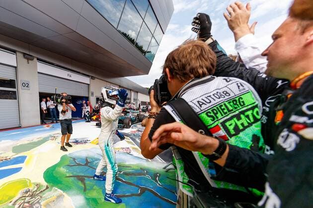 Valtteri Bottas (Mercedes AMG Petronas Formula One Team) jubelt mit Mechanikern, Grosser Preis von Oesterreich 2017, Motorsport, Formel 1, 09.07.2017, Spielberg Copyright: xNeis Eibner-Pressefotox EP_ANS