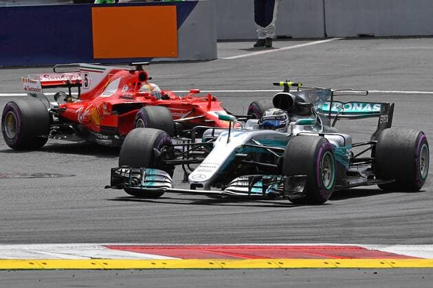 Valtteri BOTTAS (FIN,Mercedes AMG Petronas Motorsport) gewinnt knapp vor Sebastian VETTEL,GER (Scuderia Ferrari), Aktion,Rennen. Formel 1:GP von Oesterreich, Red Bull Ring Zeltweg,Spielberg,Saison 2017,am 09.07.2017.