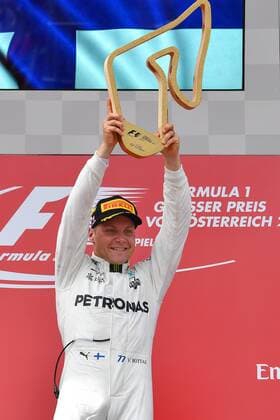 Valtteri BOTTAS (FIN,Mercedes AMG Petronas Motorsport),Jubel,Freude,Begeisterung mit Pokal, Siegerehrung, Aktion,Einzelbild,angeschnittenes Einzelmotiv,Halbfigur,halbe Figur. Formel 1:GP von Oesterreich, Red Bull Ring Zeltweg,Spielberg,Saison 2017,am 09.07.2017.