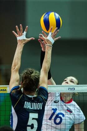 Ofelia Malinov, front, of Italy tries to block a spike by Irina Voronkova of Russia during the Pool B1-Group 1 match of the FIVB World Grand Prix 2017 in Kunshan city, east China s Jiangsu province, 9 July 2017. Italy defeated Russia 3-2. Italy beats Russia 3-2 at 2017 FIVB World Grand Prix in east China  20170709_80379