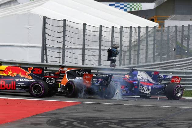 Motorsports: FIA Formula One World Championship WM Weltmeisterschaft 2017, Grand Prix of Austria, 33 Max Verstappen (NLD, Red Bull Racing), 14 Fernando Alonso (ESP, McLaren Honda), 26 Daniil Kvyat (RUS, Scuderia Toro Rosso), Spielberg Austria xHOCHxZWEIx