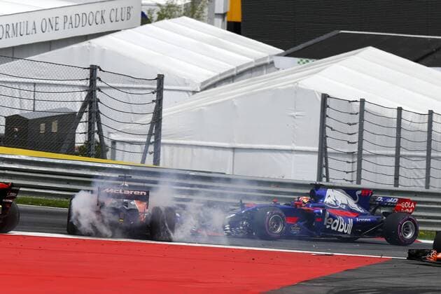 Motorsports: FIA Formula One World Championship WM Weltmeisterschaft 2017, Grand Prix of Austria, 14 Fernando Alonso (ESP, McLaren Honda), 26 Daniil Kvyat (RUS, Scuderia Toro Rosso), Spielberg Austria xHOCHxZWEIx