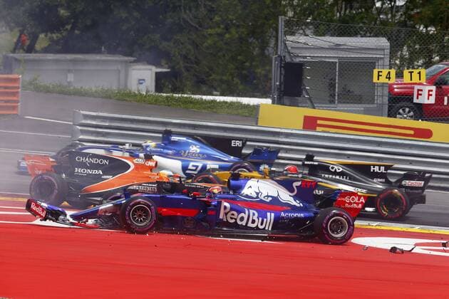 Motorsports: FIA Formula One World Championship WM Weltmeisterschaft 2017, Grand Prix of Austria, 26 Daniil Kvyat (RUS, Scuderia Toro Rosso), 14 Fernando Alonso (ESP, McLaren Honda), Spielberg Austria xHOCHxZWEIx