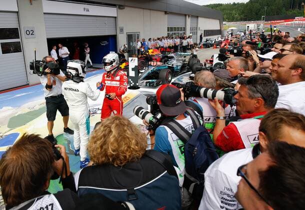 Motorsports: FIA Formula One World Championship WM Weltmeisterschaft 2017, Grand Prix of Austria, 77 Valtteri Bottas (FIN, Mercedes AMG Petronas F1 Team), 5 Sebastian Vettel (GER, Scuderia Ferrari), Spielberg Austria xHOCHxZWEIx