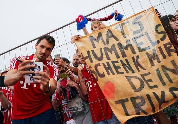 Themen der Woche Bilder des Tages - SPORT Mats HUMMELS, FCB 5 Selfie mit Fans Fan,, Fussballfans, supporters, spectators, Zuschauer, Jacke, Kutte, Weste, Fankurve, Schals Fanschals, Maske, Verkleidung, FSV Erlangen-Bruck - FC BAYERN MUENCHEN Freundschaftsspiel Fussball 1. Bundesliga , Adi Dassler Sportplatz in Herzogenaurach am 09.07.2017, xx.Spieltag, Saison 2017 2018, 1.Liga, 1.Bundesliga,FCB