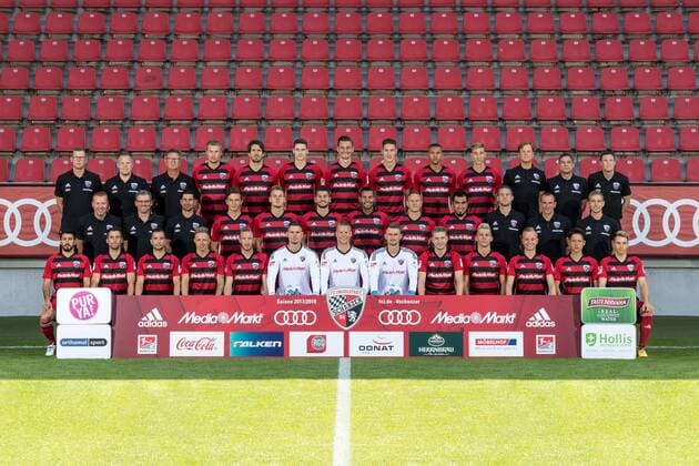 2. Bundesliga - Fußball - FC Ingolstadt 04 - Mannschaftsfoto - FC Ingolstadt 04 - 2017 2018 Dritte Reihe von links: Zeugwart Michael Klattenbacher, Physiotherapeut Benjamin Sommer, Physiotherapeut Hermann Eikam, Hauke Wahl, Romain Bregerie, Maximilian Thalhammer, Stefan Kutschke, Phil Neumann, Marcel Tisserand, Tobias Schröck, Mannschaftsarzt Prof. Dr. med. Florian Pfab, Physiotherapeut Christian Haser, Zeugwart Christian Gaull Zweite Reihe von links: Cheftrainer Maik Walpurgis, Co-Trainer Michael Henke, Co-Trainer Ovid Hajou, Lukas Gerlspeck, Max Christiansen, Antonio Colak, Marvin Matip, Marcel Gaus, Dario Lezcano, Torwarttrainer Martin Scharrer, Athletiktrainer Jörg Mikoleit, Teamkoordinator Stefan Schröder, Vordere Reihe von links: Almog Cohen, Stefan Lex, Markus Suttner, Sonny Kittel, Moritz Hartmann, Fabijan Buntic, Ørjan Nyland, Martin Hansen, Robert Leipertz, Alfredo Morales, Florent Hadergjonaj, Ryoma Watanabe, Thomas Pledl 2. BL - FC Ingolstadt 04 Saison 2017 2018 Mannschaftsfoto