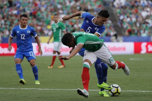 Mexico s Angel Sepulveda vies for the ball with El Salvador s Ivan Mancia (C) during their Gold Cup soccer match between Mexico and El Salvador at Qualcomm stadium in San Diego, USA, 09 July 2017. Mexico vs. El Salvador !ACHTUNG: NUR REDAKTIONELLE NUTZUNG!  Copyright: xJOSExMENDEZx JMM01 20170710-636352566191062526