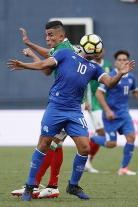 Bilder des Tages - SPORT Mexico s Luis Reyes (back) vies for the ball with El Salvador s Gerson Mayen during their Gold Cup soccer match between Mexico and El Salvador at Qualcomm stadium in San Diego, USA, 09 July 2017. Mexico vs. El Salvador !ACHTUNG: NUR REDAKTIONELLE NUTZUNG!  Copyright: xJOSExMENDEZx JMM01 20170710-636352586875330812