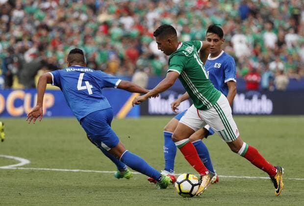 Mexico s Elías Hernández (C) vies for the ball with El Salvador s Henry Romero (L) during their Gold Cup soccer match between Mexico and El Salvador at Qualcomm stadium in San Diego, USA, 09 July 2017. Mexico vs. El Salvador !ACHTUNG: NUR REDAKTIONELLE NUTZUNG!  Copyright: xJOSExMENDEZx JMM01 20170710-636352587499571592