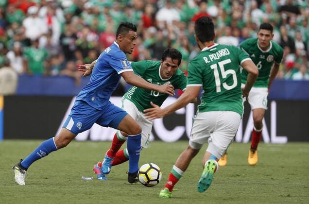 Mexico s Rodolfo Pizarro and Jesús Gallardo (2L) vie for the ball with El Salvador s Darwin Cerén (L) during their Gold Cup soccer match between Mexico and El Salvador at Qualcomm stadium in San Diego, USA, 09 July 2017. Mexico vs. El Salvador !ACHTUNG: NUR REDAKTIONELLE NUTZUNG!  Copyright: xJOSExMENDEZx JMM01 20170710-636352601630792043