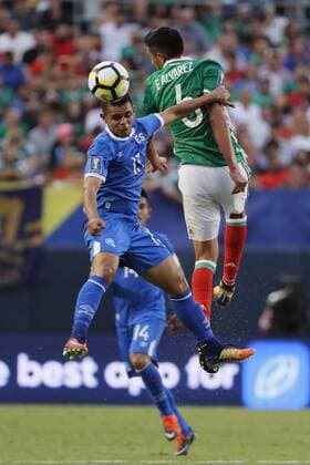 Mexico s Edson Álvarez (R) vies for the ball with El Salvador s Alexander Larín (L) during their Gold Cup soccer match between Mexico and El Salvador at Qualcomm stadium in San Diego, USA, 09 July 2017. Mexico vs. El Salvador !ACHTUNG: NUR REDAKTIONELLE NUTZUNG!  Copyright: xJOSExMENDEZx JMM01 20170710-636352633141324019