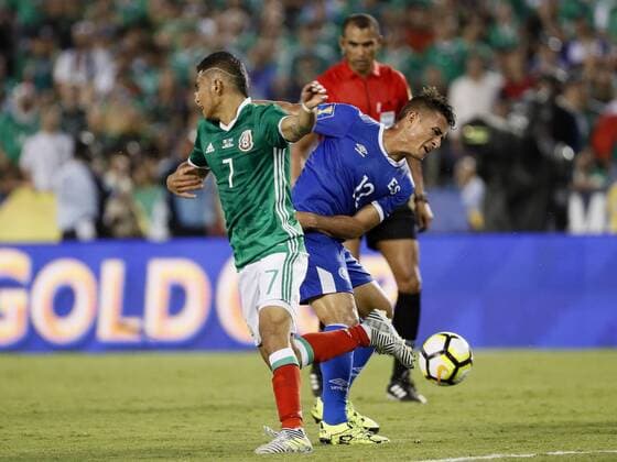 Mexico s Orbelín Pineda (L) vies for the ball with El Salvador s Narciso Orellana (R) during their Gold Cup soccer match between Mexico and El Salvador at Qualcomm stadium in San Diego, USA, 09 July 2017. Mexico vs. El Salvador !ACHTUNG: NUR REDAKTIONELLE NUTZUNG!  Copyright: xJOSExMENDEZx JMM01 20170710-636352633153804179