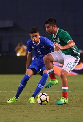 Mexico s Rodolfo Pizarro (R) vies for the ball with El Salvador s Denis Pineda (L) during their Gold Cup soccer match between Mexico and El Salvador at Qualcomm stadium in San Diego, USA, 09 July 2017. Mexico vs. El Salvador !ACHTUNG: NUR REDAKTIONELLE NUTZUNG!  Copyright: xDavidxMaungx JMM01 20170710-636352662052187278