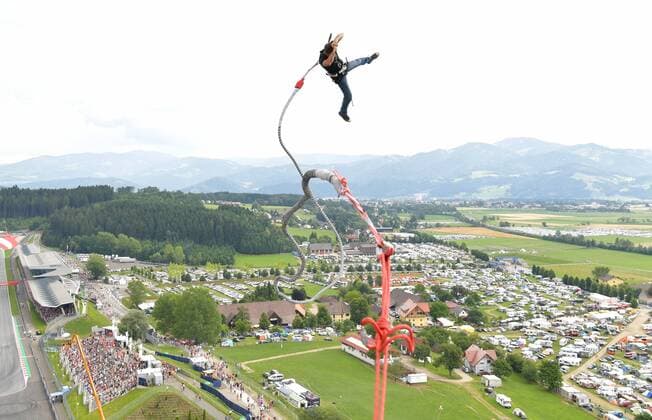 Bilder des Tages - SPORT FORMULA 1 - GP of Austria 2017 SPIELBERG,AUSTRIA,09.JUL.17 - MOTORSPORTS, FORMULA 1 - Grand Prix of Austria, Red Bull Ring, award ceremony. Image shows Felix Baumgartner. GEPAxpictures xMichaelxRiedler