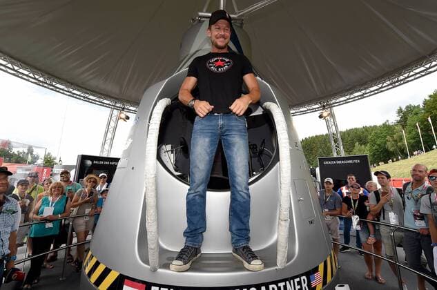 FORMULA 1 - GP of Austria 2017 SPIELBERG,AUSTRIA,09.JUL.17 - MOTORSPORTS, FORMULA 1 - Grand Prix of Austria, Red Bull Ring. Image shows Felix Baumgartner and fans. GEPAxpictures xMichaelxRiedler