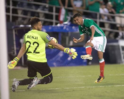 (170710) -- SAN DIEGO, July 10, 2017 -- Elias Hernandez (R) of Mexico competes during the 2017 CONCACAF Gold Cup soccer match against El Salvador in San Diego, the United States, July 9, 2017. Mexico won 3-1. ) (SP)US-SAN DIEGO-SOCCER-2017 CONCACAF GOLD CUP JavierxRojas 