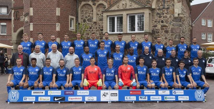 Fußball 3. Liga, Porträttermin 2017 2018, Mannschafsfoto SV Meppen am 08.07.2017 vor dem Rathaus in Meppen 3. Reihe v.li.: Concor Gnerlich, Fabian Cordes, Thilo Leugers, Benjamin Girth, Patrick Posipal, Yannik Nuxoll, Steffen Puttkammer, Haris Hyseni, Luca Sellere, Marcel Gebers, David Vrzogic, Nico Granatowski, Jens Robben, Max Kremer 2. Reihe v.li.: Vorstandsmitglied Heiner Beckmann, Trainer Christian Neidhart, Co-Trainer Mario Neumann, Physiotherapeut Daniel Vehring, Devann Yao, Jovan Vidovic, Dennis Geiger, Francky Sembolo, Betreuer Mäuser, Betreuer Geppert, Betreuer Michael Wewers, Physiotherapeutin Ina Stilber, Team Arzt Dr. Keese-Röhrs 1. Reihe v.li.: Giorgio Beltau, Fabian Macaulay Senninger, Martin Wagner, Marius Kleinsorge, Throben Deters, Erik Domascke, Carsten Wienken, Jeroen Gies, Janik Jesgarzewski, Markus Ballmert, Menno Heerkes, Julian Püschel, Leon Demaj LS