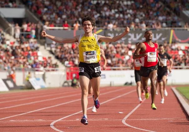 Sieger Timo Benitz (LG farbtex Nordschwarzwald) laeuft jubelnd durchs Ziel. hinten: Homiyu Tesfaye (2.Platz LG Eintracht Frankfurt) 2.Wettkampftag: 1500m Finale der Maenner am 09.07.2017. Leichtathletik Deutsche Meisterschaft 2017 im Steigerwaldstadion in Erfurt, Deutschland,