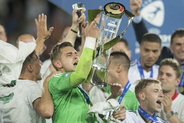 Torwart Julian POLLERSBECK (mi., GER) und seine Mitspieler jubeln mit Pokal, Jubel, jubeln, jubelnd, Freude, cheers, celebrate, Schlussjubel, Siegerehrung, Sieger, Fussball U21 U 21 EM-Finale, Deutschland (GER) - Spanien (ESP) 1:0, am 30.06.2017 in Krakau Polen. Fussball U21 Europa Meisterschaft vom 16.06. - 30.06.2017 in Polen, Â