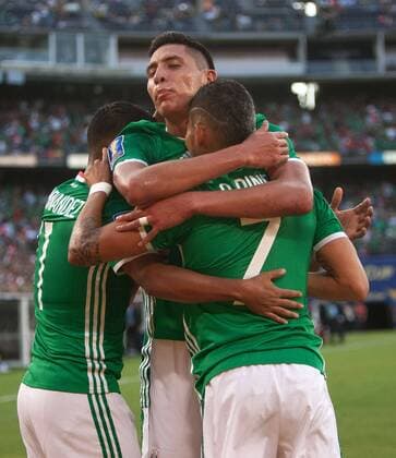 (170710) -- SAN DIEGO, July 10, 2017 -- Players of Mexico celebrate after scoring during the 2017 CONCACAF Gold Cup soccer match against El Salvador in San Diego, the United States, July 9, 2017. Mexico won 3-1. ) (SP)US-SAN DIEGO-SOCCER-2017 CONCACAF GOLD CUP JavierxRojas 