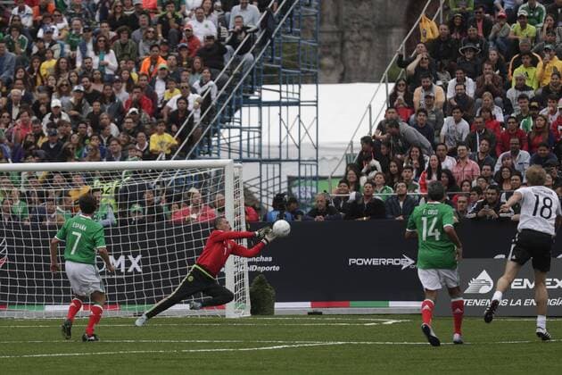 July 9, 2017 - Mexico - EUM20170709DEP18.JPG.CIUDAD DE MEXICO, Soccer Futbol-Veteranos.- Aspectos de los dos partidos denominados Las Revanchas , entre veteranos de las selecciones de Mexico y Alemania, que tuvieron lugar este 9 de julio de 2017 en el Zocalo de la Ciudad de Mexico. La banca mexicana. Foto: Agencia EL UNIVERSAL Ivan Stephens RCC. Latin News - July 9, 2017  - ZUMAu78_ 20170709_zaf_u78_059 Copyright: xIvanxStephensx
