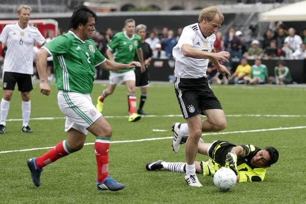 July 9, 2017 - Mexico - EUM20170709DEP22.JPG.CIUDAD DE MEXICO, Soccer Futbol-Veteranos.- Claudio Suarez, Jurgen Klinsmann y Jorge Campos, durante el partido denominado Las Revanchas , entre veteranos de las selecciones de Mexico y Alemania, que tuvieron lugar este 9 de julio de 2017 en el Zocalo de la Ciudad de Mexico. Foto: Agencia EL UNIVERSAL Ivan Stephens RCC. Latin News - July 9, 2017  - ZUMAu78_ 20170709_zaf_u78_067 Copyright: xIvanxStephensx