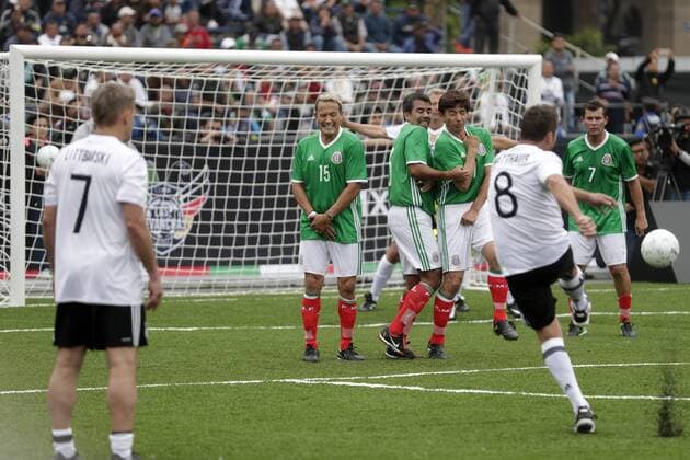 July 9, 2017 - Mexico - EUM20170709DEP26.JPG.CIUDAD DE MEXICO, Soccer Futbol-Veteranos.- Aspecto del encuentro denominado Las Revanchas , entre veteranos de las selecciones de Mexico y Alemania, que tuvieron lugar este 9 de julio de 2017 en el Zocalo de la Ciudad de Mexico. Foto: Agencia EL UNIVERSAL Ivan Stephens RCC. Latin News - July 9, 2017  - ZUMAu78_ 20170709_zaf_u78_071 Copyright: xIvanxStephensx