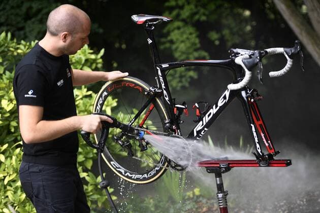 Bilder des Tages - SPORT Illustration picture shows bikecleaning during the first rest day of the 104th edition of the Tour de France cycling race, in Chambery, France, Monday 10 July 2017. This year s Tour de France takes place from July first to July 23rd. YORICKxJANSENS  x05128666x