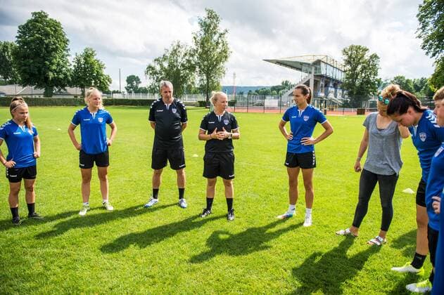 FF USV Jena Trainingsauftakt Saison 2017 2018 im USZ Jena am 10. Juli 2017 Mitte: FF USV Trainerin Katja Greulich begrüsst die Spielerinnen zum Trianingsauftakt. USZ - Universitäts Sportzentrum Jena