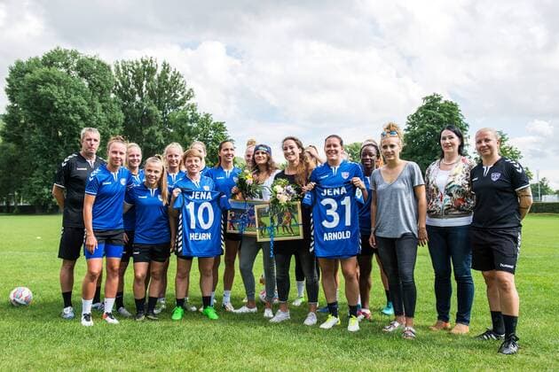 FF USV Jena Trainingsauftakt Saison 2017 2018 im USZ Jena am 10. Juli 2017 Mitte v.li. die langjährigen Spielerinnen Amber Hearn und Julia Arnold wurden verabschiedet. Sie wechseln beide zum 1. FC Köln. USZ - Universitäts Sportzentrum Jena