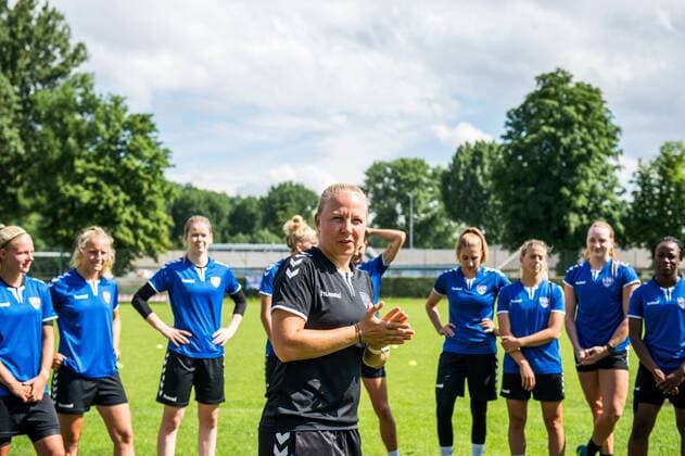 FF USV Jena Trainingsauftakt Saison 2017 2018 im USZ Jena am 10. Juli 2017 FF USV Trainerin Katja Greulich begrüsst die Mannschaft zum Trainingsauftakt. USZ - Universitäts Sportzentrum Jena