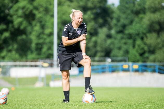 FF USV Jena Trainingsauftakt Saison 2017 2018 im USZ Jena am 10. Juli 2017 FF USV Jena Trainerin Katja Greulich beobachtet die Mannschaft beim Trainingsauftakt. USZ - Universitäts Sportzentrum Jena