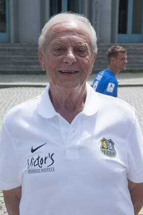 Das Team des ersten FC Saarbrücken am Samstag (08.07.2017) in Saarbrücken. Im Bild: Helmut Schwann (Betreuer). bub
