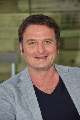 Der Moderator Thomas Wagner posiert am 10.07.2017 in Köln bei der Programm präsentation von RTL Nitro - Season Highlights und Fussball 2017 2018 im 100 % Bundesliga Studio