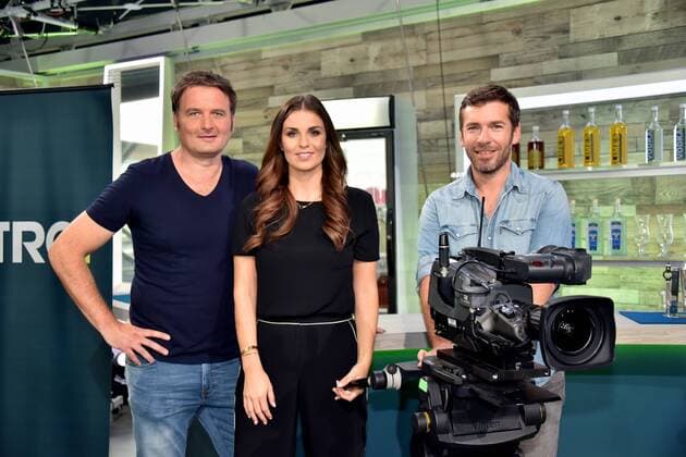 die Moderatoren Thomas Wagner, Laura Wontorra (l-r) Marco Hagemann, posieren am 10.07.2017 in Köln bei der Programm präsentation von RTL Nitro - Season Highlights und Fussball 2017 2018 im 100 % Bundesliga Studio