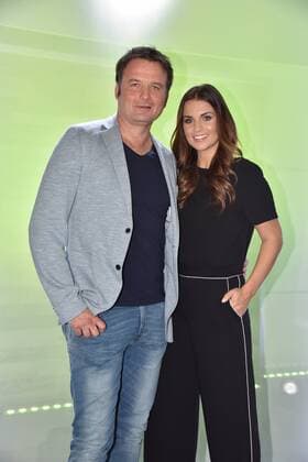 die Moderatoren Thomas Wagner und Laura Wontorra posieren am 10.07.2017 in Köln bei der Programm präsentation von RTL Nitro - Season Highlights und Fussball 2017 2018 im 100 % Bundesliga Studio
