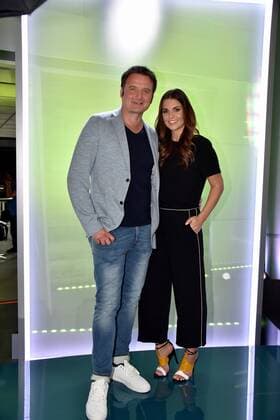 die Moderatoren Thomas Wagner und Laura Wontorra posieren am 10.07.2017 in Köln bei der Programm präsentation von RTL Nitro - Season Highlights und Fussball 2017 2018 im 100 % Bundesliga Studio